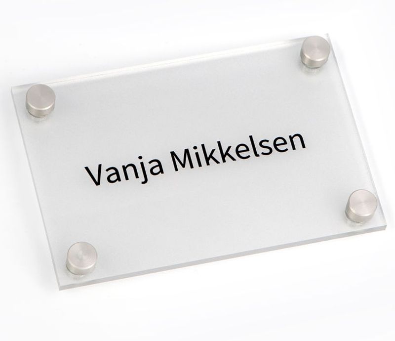 Akrylskilt med frostet bakside & avst.stk i alu. 9x13,5 cm